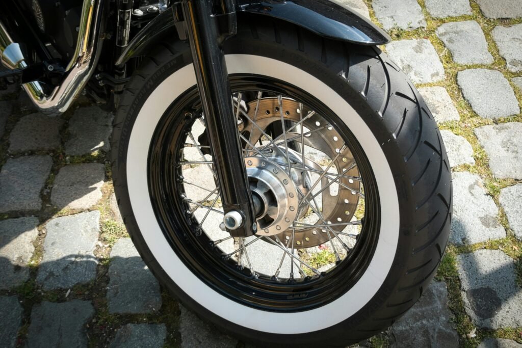 Crevaison moto que faire en cas de Pneu de moto crevé Crevaison moto que faire en cas de Pneu de moto crevé