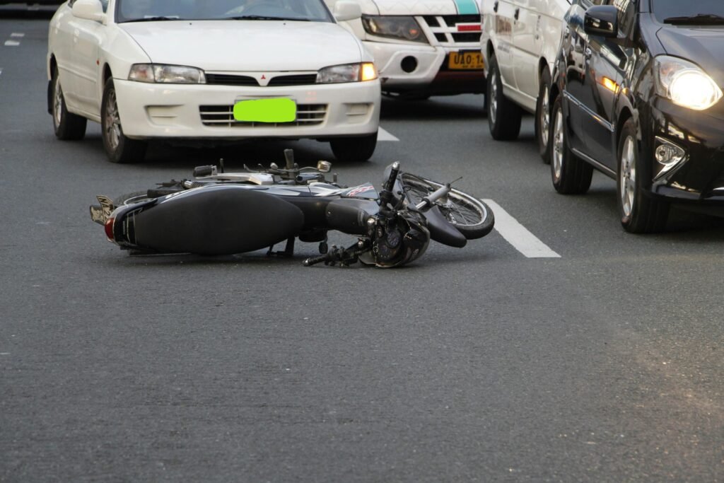 Moto au sol après une chute solo