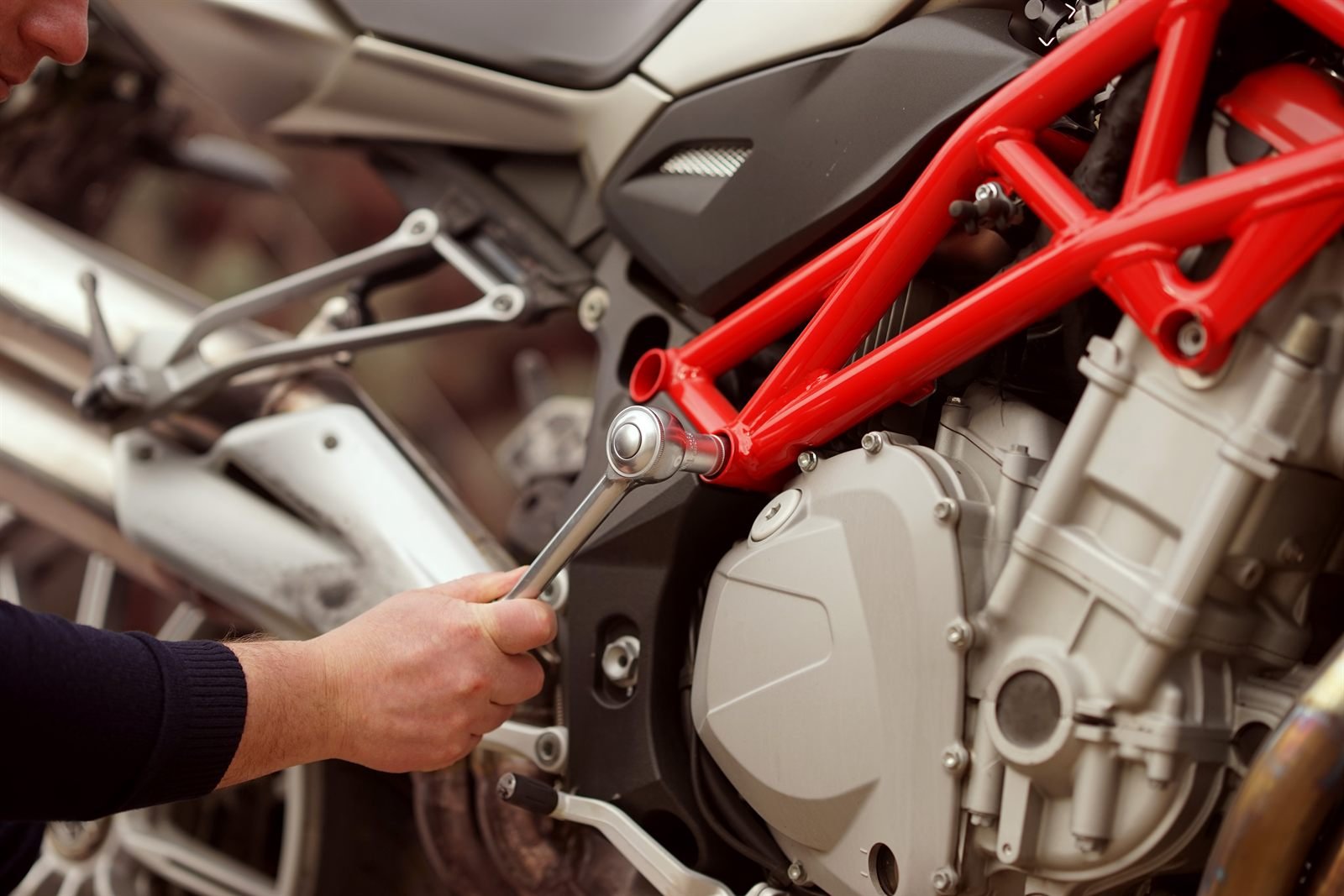 Mécanicien diagnostiquant l'injection d'une moto