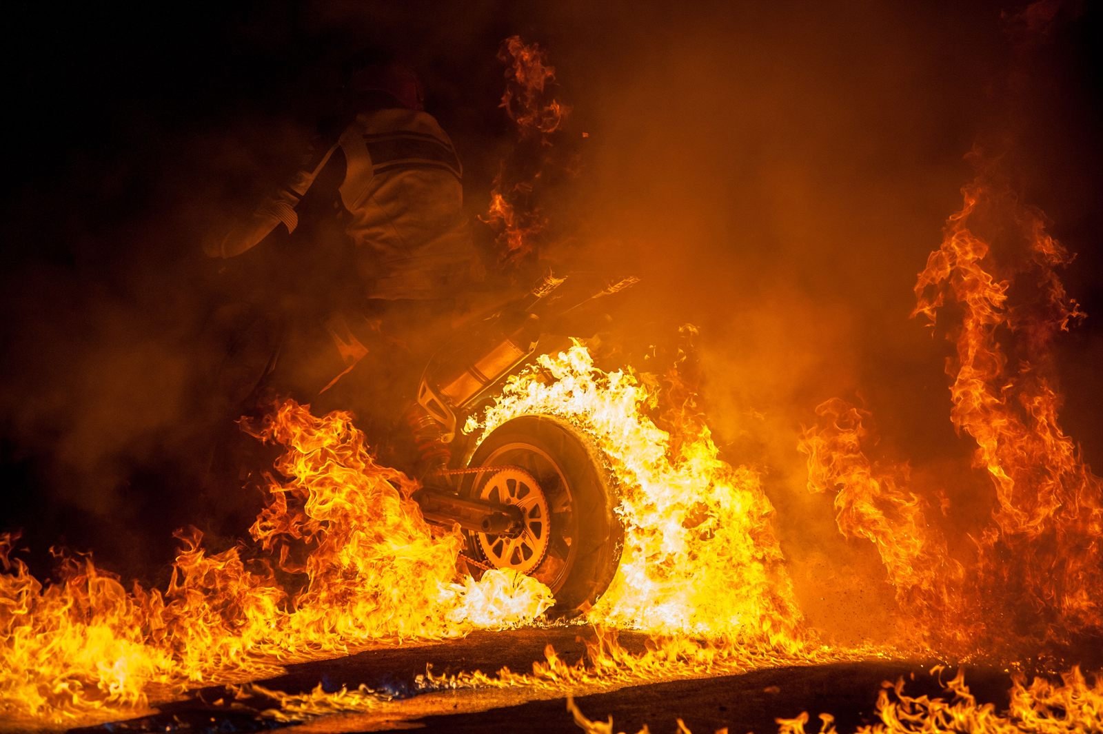 Moto en proie aux flammes la nuit Moto en proie aux flammes la nuit
