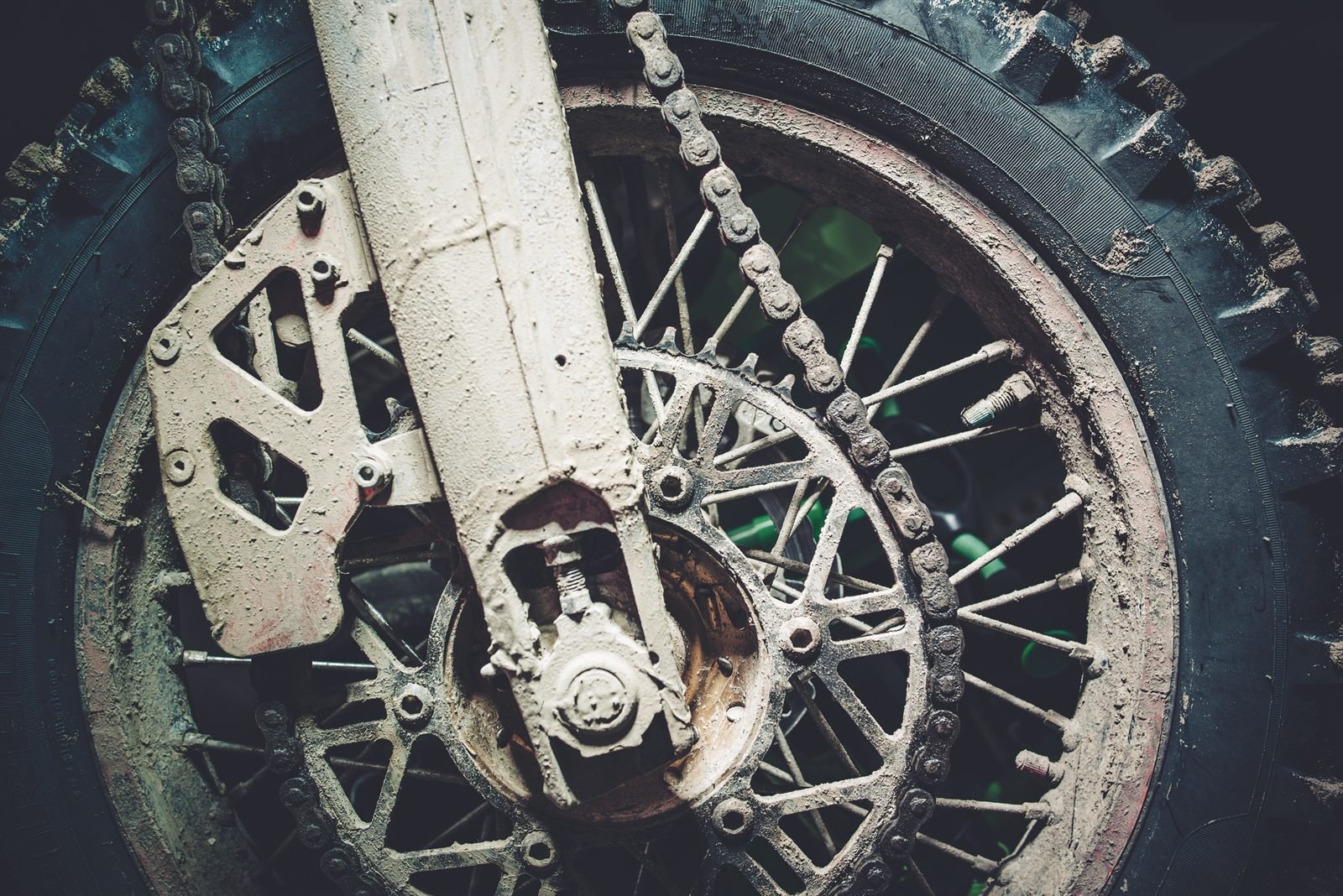 Roue et chaîne de moto couvertes de boue Roue et chaîne de moto couvertes de boue
