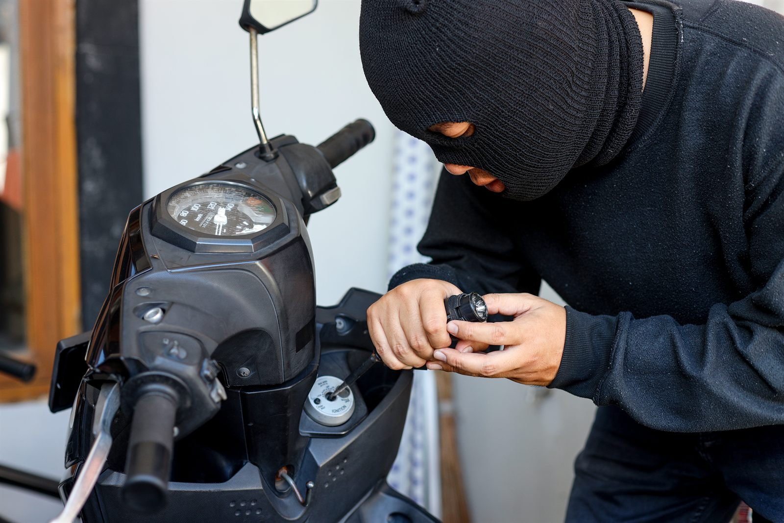 Voleur masqué tentant de dérober une moto Voleur masqué tentant de dérober une moto