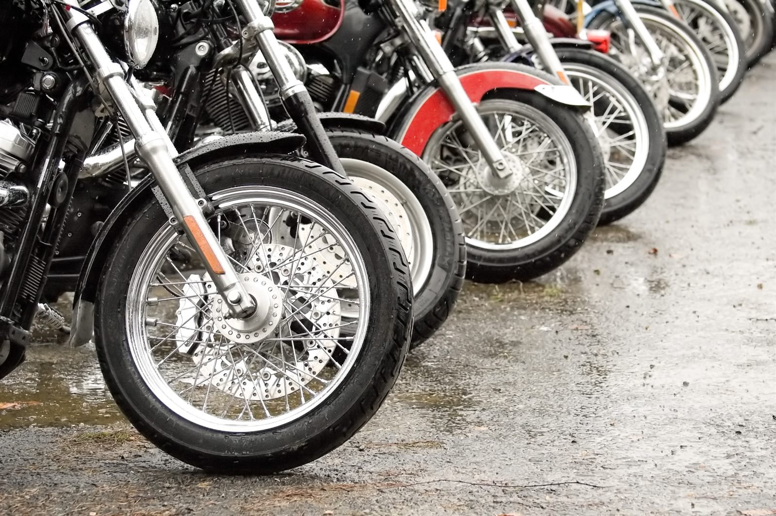 Motos garées sur une rue mouillée par la pluie Motos garées sur une rue mouillée par la pluie