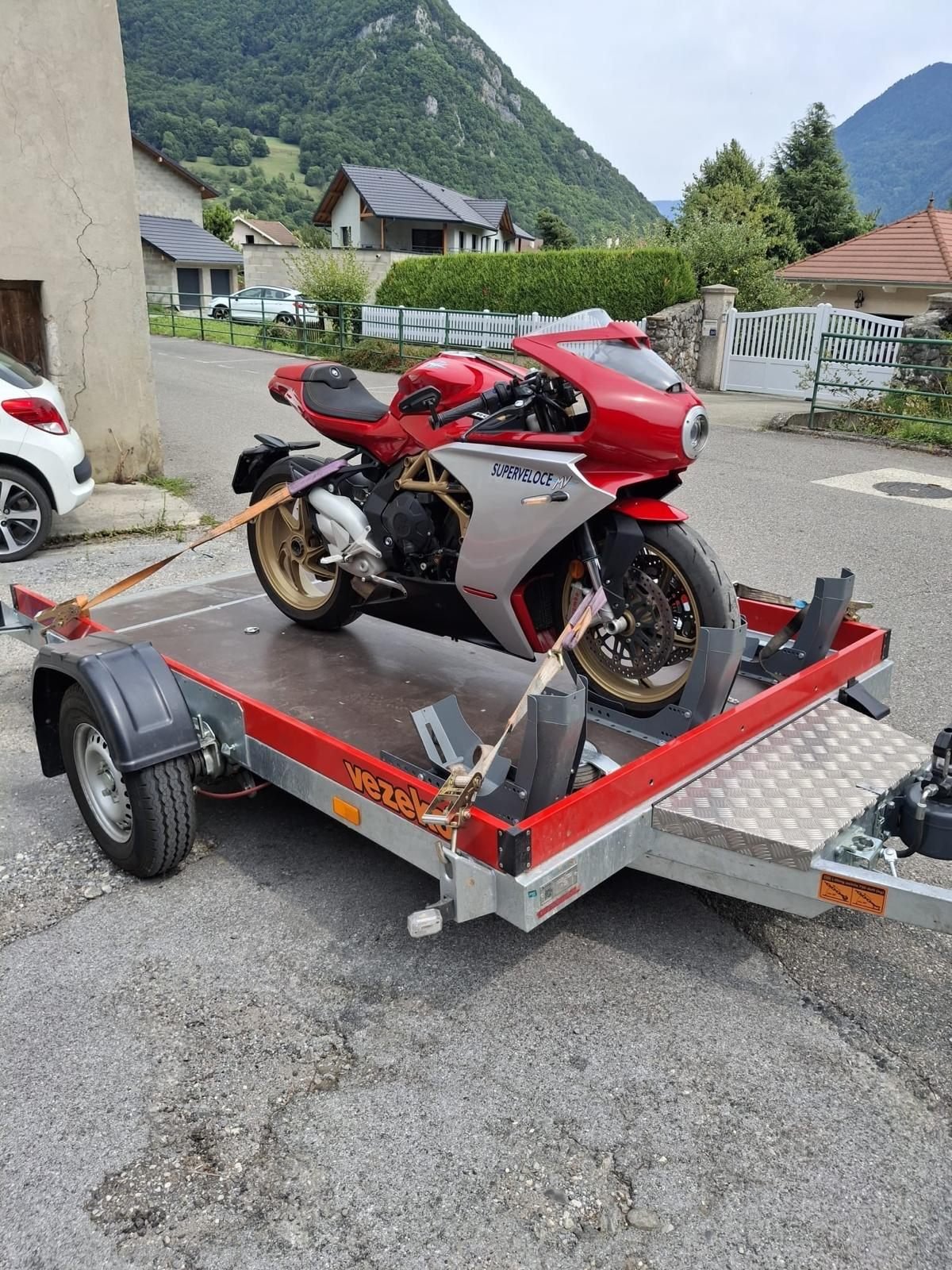 Moto sportive sanglée sur une remorque porte-moto Moto sportive sanglée sur une remorque porte-moto