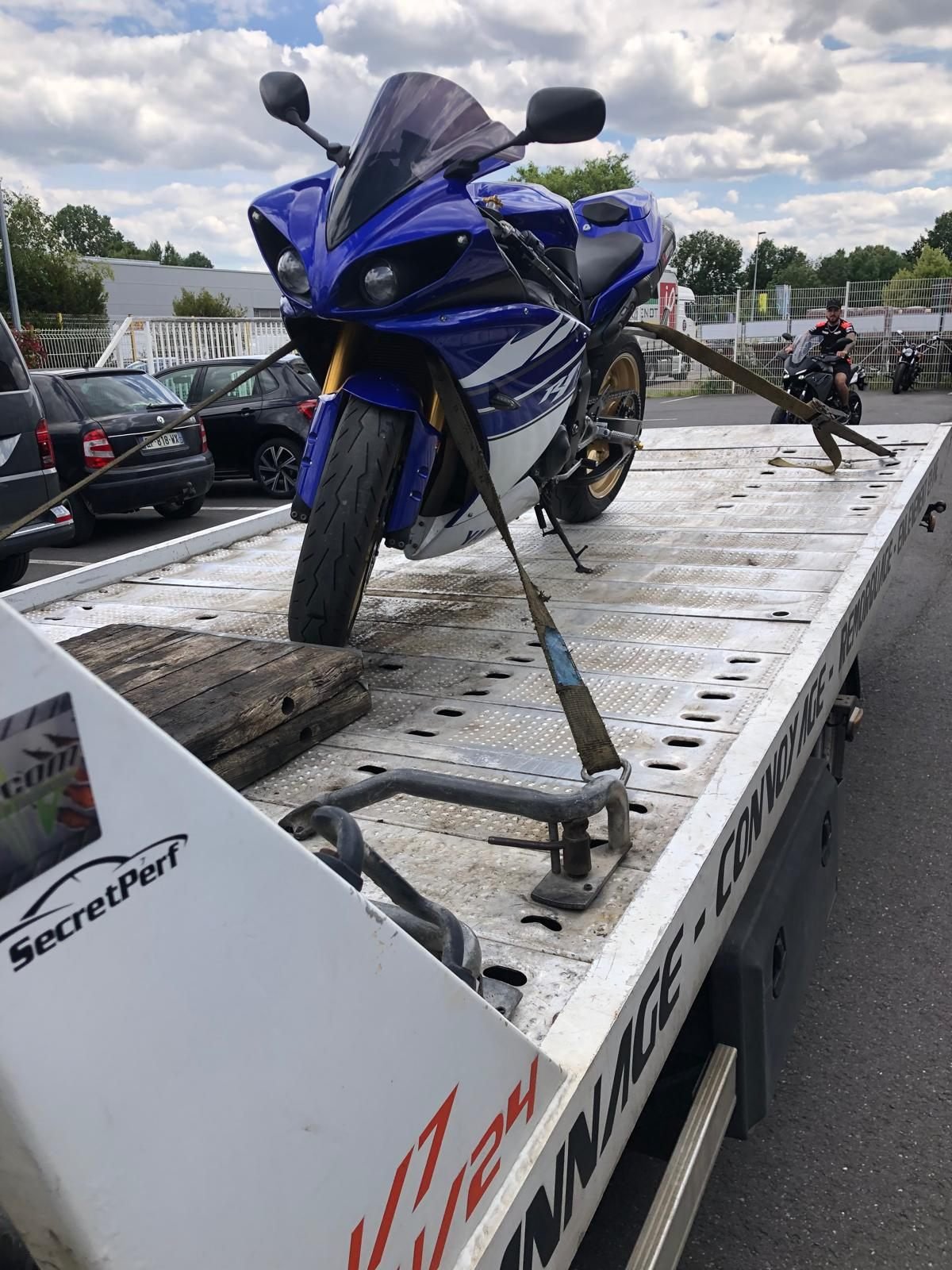 Moto sportive sanglée sur le plateau d'un dépanneur