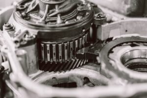 Embrayage moto qui patine : diagnostic, causes et réparation