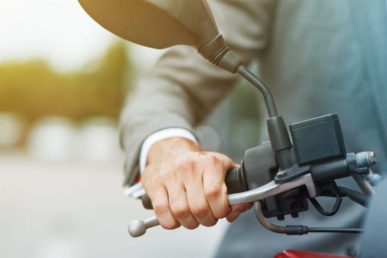 Voyants moto : signification, urgence et conduite à tenir pour chaque témoin