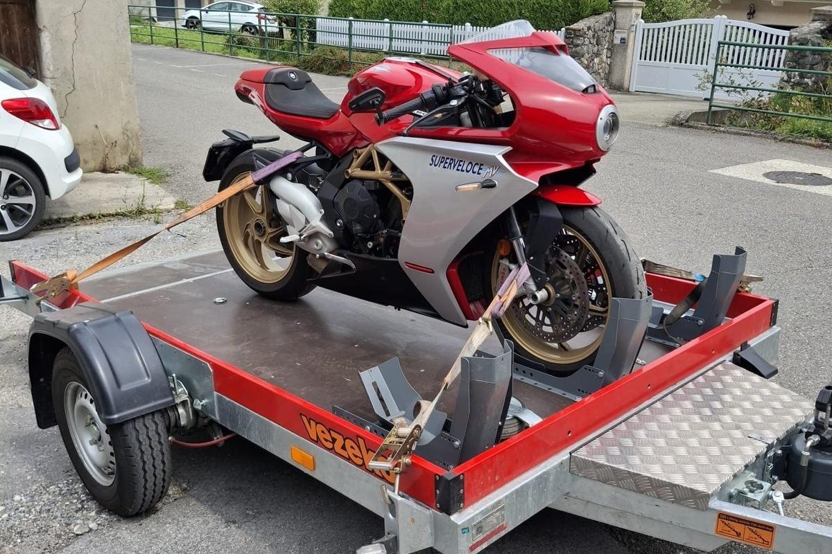Moto sanglée et calée sur le plateau d'un partenaire du réseau